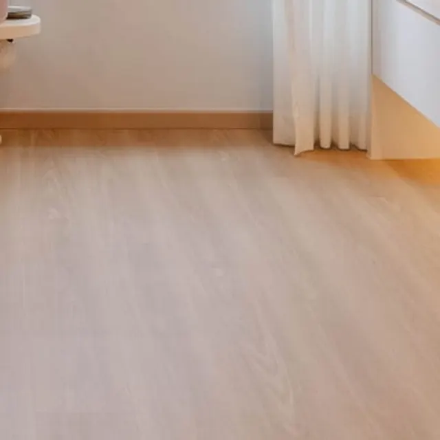 Warm oak floor swatch